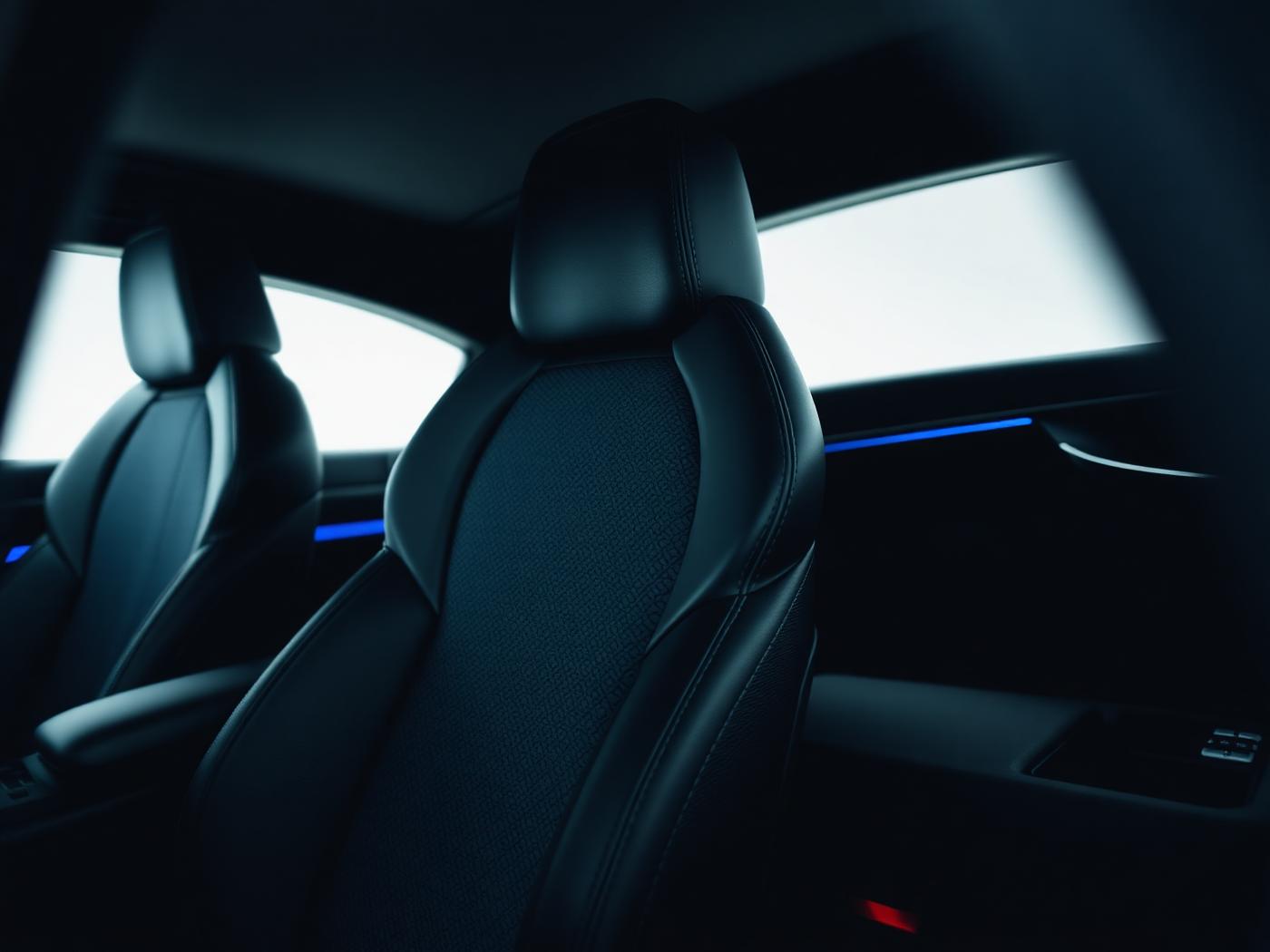 Interior automotivo com bancos revestidos em couro e costura matelassê